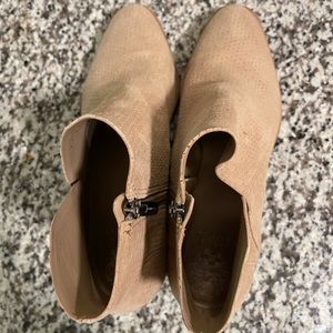 Vince Camuto size 9 booties
